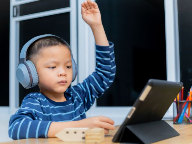 Pourquoi le CNED ne répond pas à toutes les situations des enfants expatriés